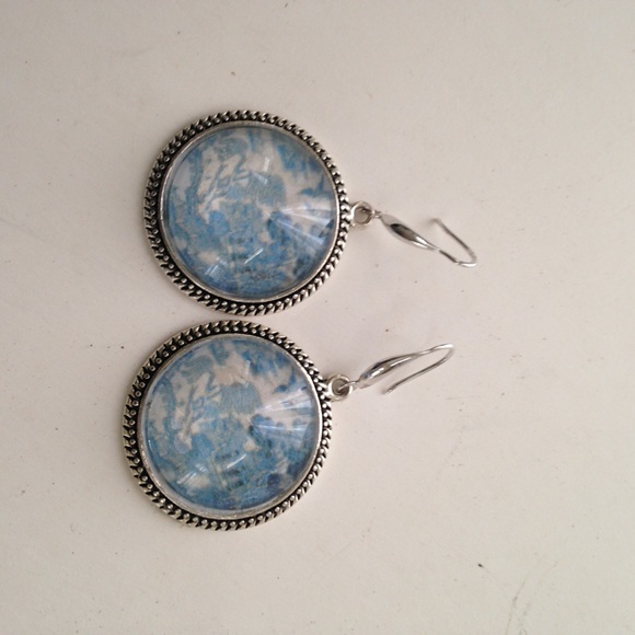 Pair of Blue Willow Dangling Earrings - Picture 4 of 5